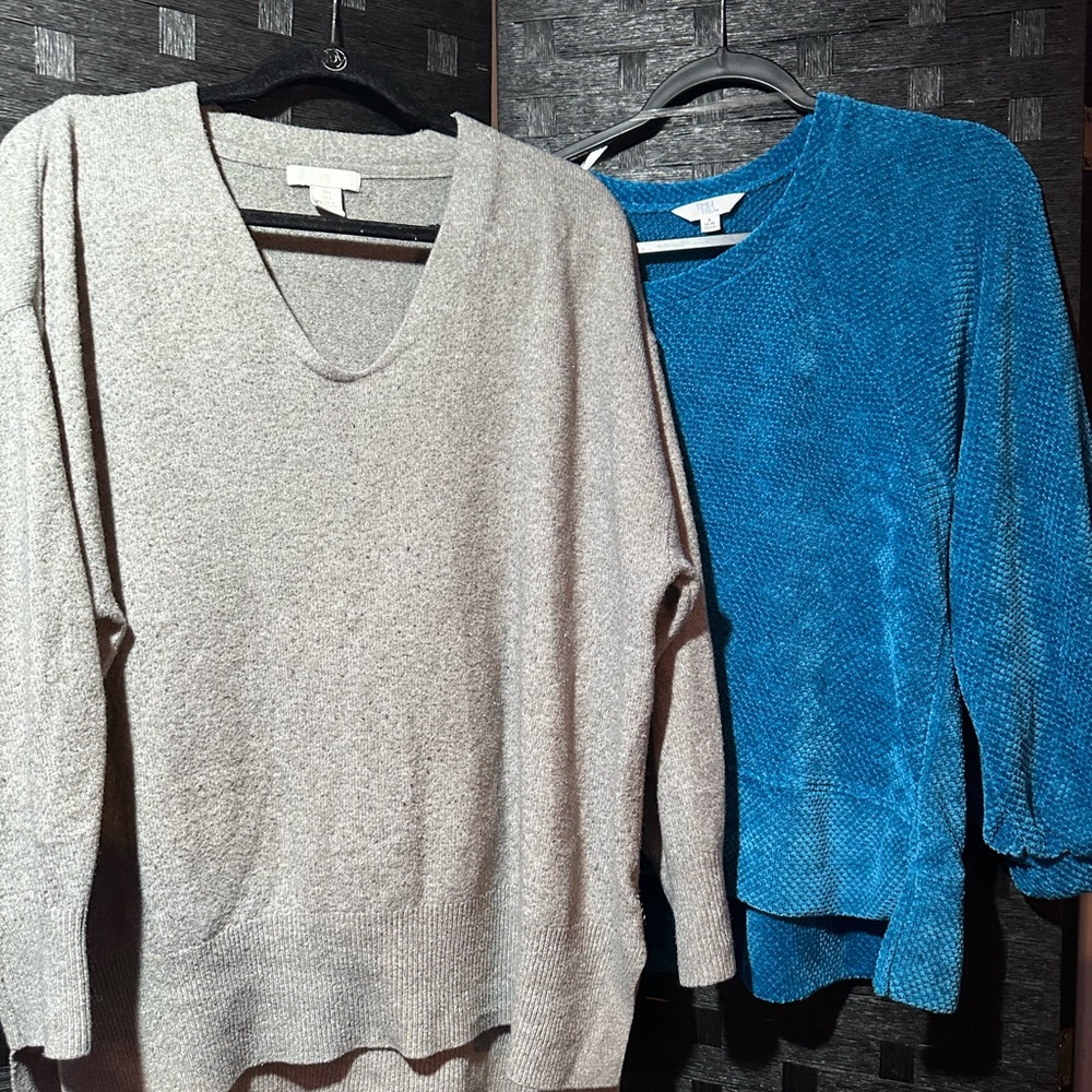 Time and Tru V-Neck Sweaters Gray and Blue